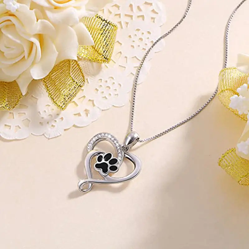 Collar de corazón con pata de perro negro- Cod: J008