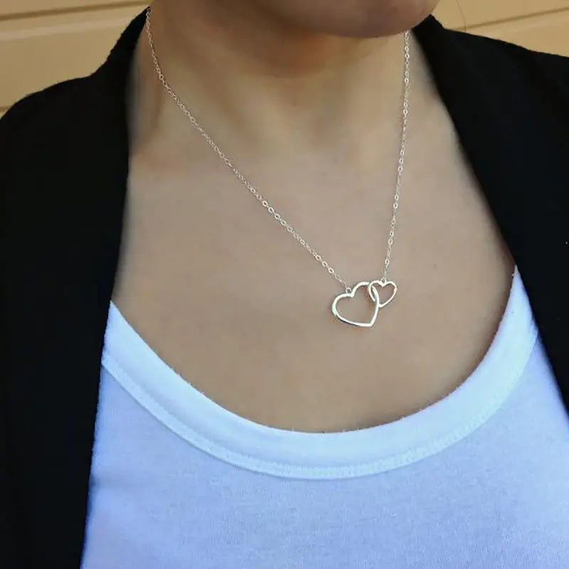 collar de dos dijes de corazones plateados, ideal para regalar en el día de las madres- COD: J012