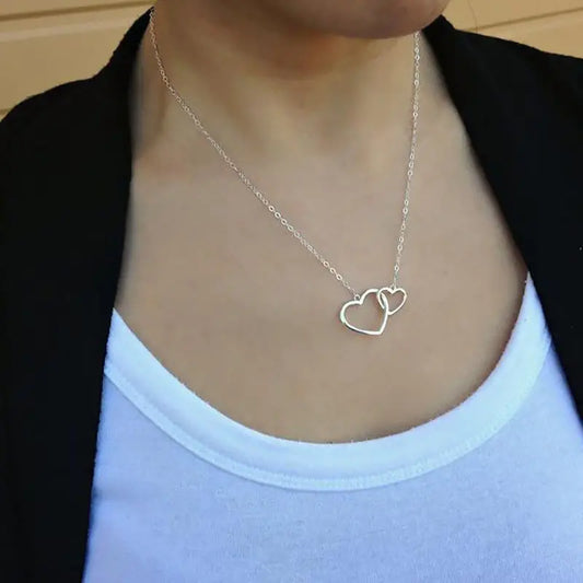 collar de dos dijes de corazones plateados, ideal para regalar en el día de las madres- COD: J012