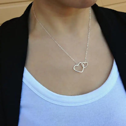 collar de dos dijes de corazones plateados, ideal para regalar en el día de las madres- COD: J012